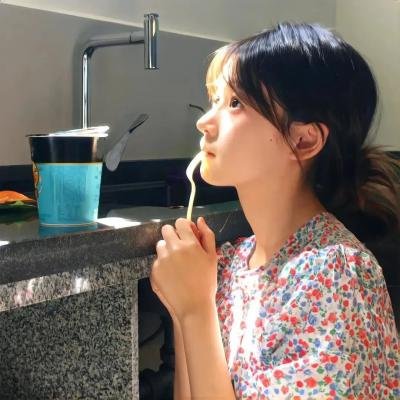 一线女星素颜现身菜市场，公司火速否认，连续多日引热议